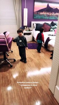 Sasha leva bronca dos irmãos