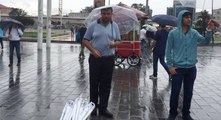 Şemsiyeleri Eminönü'nden 5 Liraya Alıp Taksim'de 10 Liraya Satıyorlar