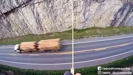 Capixaba atravessa BR 259 em Baixo Guandu de highline