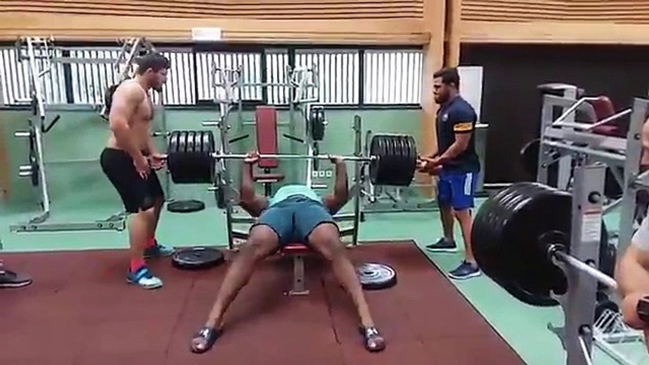 Teddy Riner soulève 230 kilos au développé-couché en claquettes