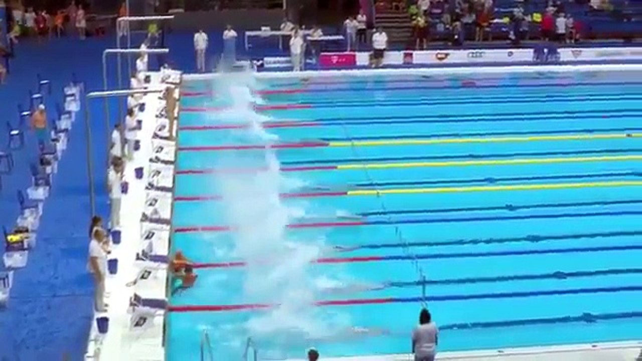 Le nageur espagnol Fernando Alvarez sacrifie sa course et fait une minute de silence tout seul devant le bassin