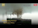 Tornado i frikshëm, shkatërron shtëpitë dhe ngre makinat në ajër (360video)