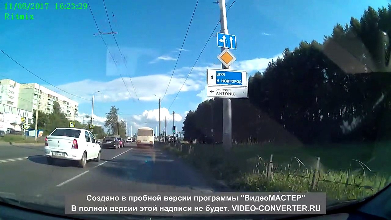 Un motard voit sa moto s’enflammer après un accident