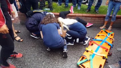 Otomobil genç kıza çarptı...