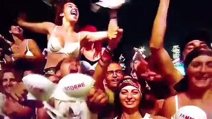 Video, lancio di reggiseni sul palco durante Rewind al Concerto di Vasco Rossi a Modena Pa