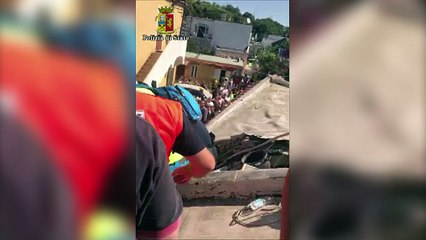 Rescatan a niños sepultados por escombros tras sismo en Italia