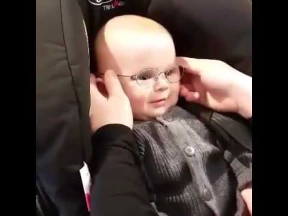 Ce bébé adorable voit sa maman correctement pour la premiè fois !