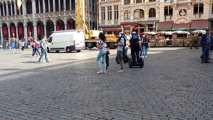 Bruxelles: les policiers en segway effectuent une surveillance de la Grand'Place.