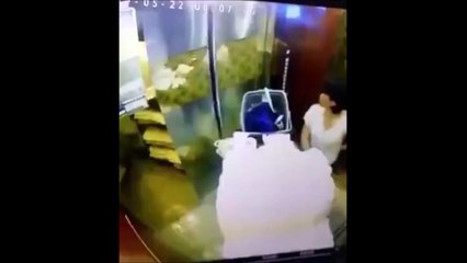 Cette femme de ménage est avalée par un ascenseur fou