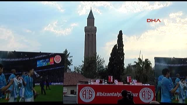 Samir Nasri İçin Tarihi Kale Kapısında İmza Töreni