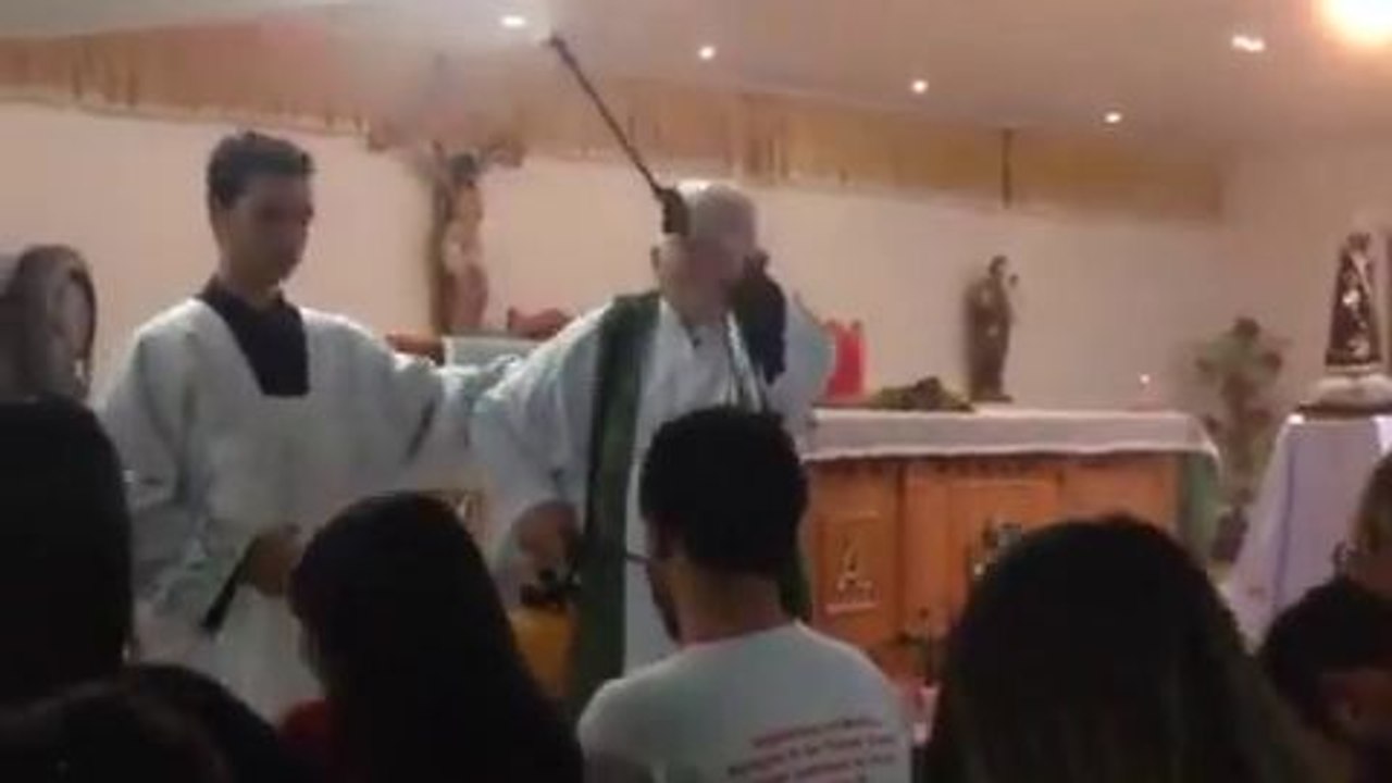 Bénir ses fidèles avec un pulvérisateur (Brésil)