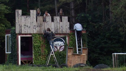 Tweeling blij met kasteel