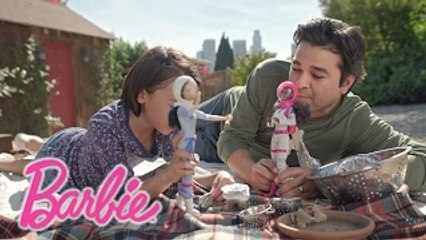 Papás que juegan con Barbie® | Barbie