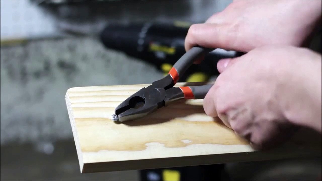 5 façon de retirer une vis usée et impossible à dévisser! Tuto bricolage
