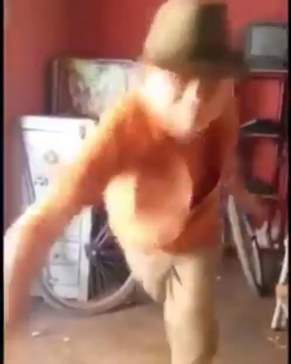 Viejo bailando como Michael Jackson y se cae - risas, fail, chiste