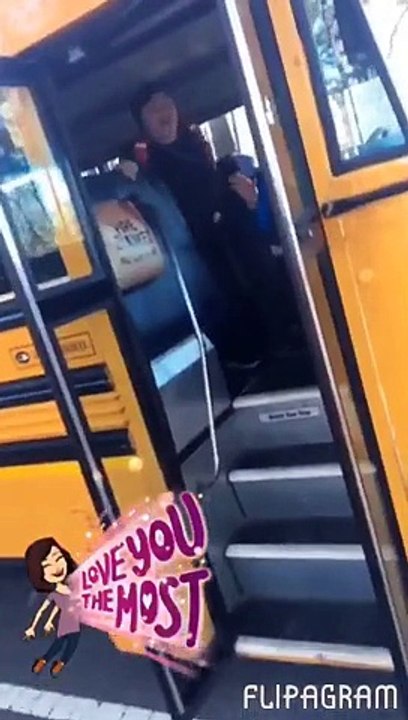 Un ado trisomique est tout heureux de voir que sa soeur est venue le chercher à l'arrêt de bus !