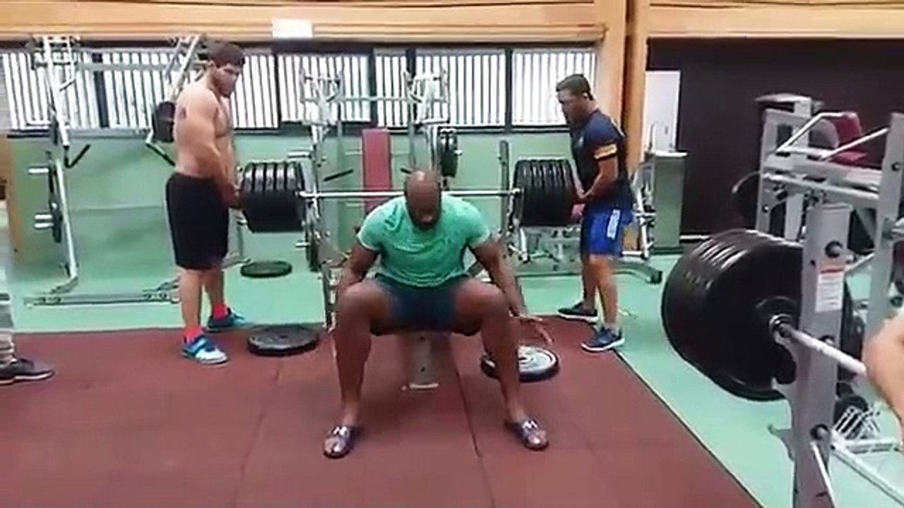 Teddy Riner soulève une barre de 230 kilos au développé-couché !