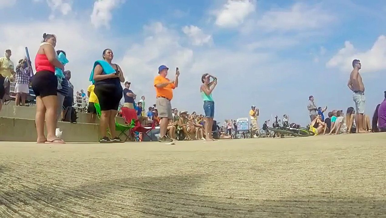 Quand un avion de chasse surprend des gens en arrivant derrière eux !