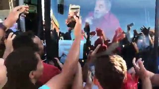 Ônibus da Caravana de Lula é 