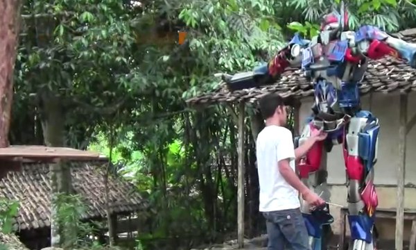 Onderdil Motor Bekas Disulap jadi Robot Transformer