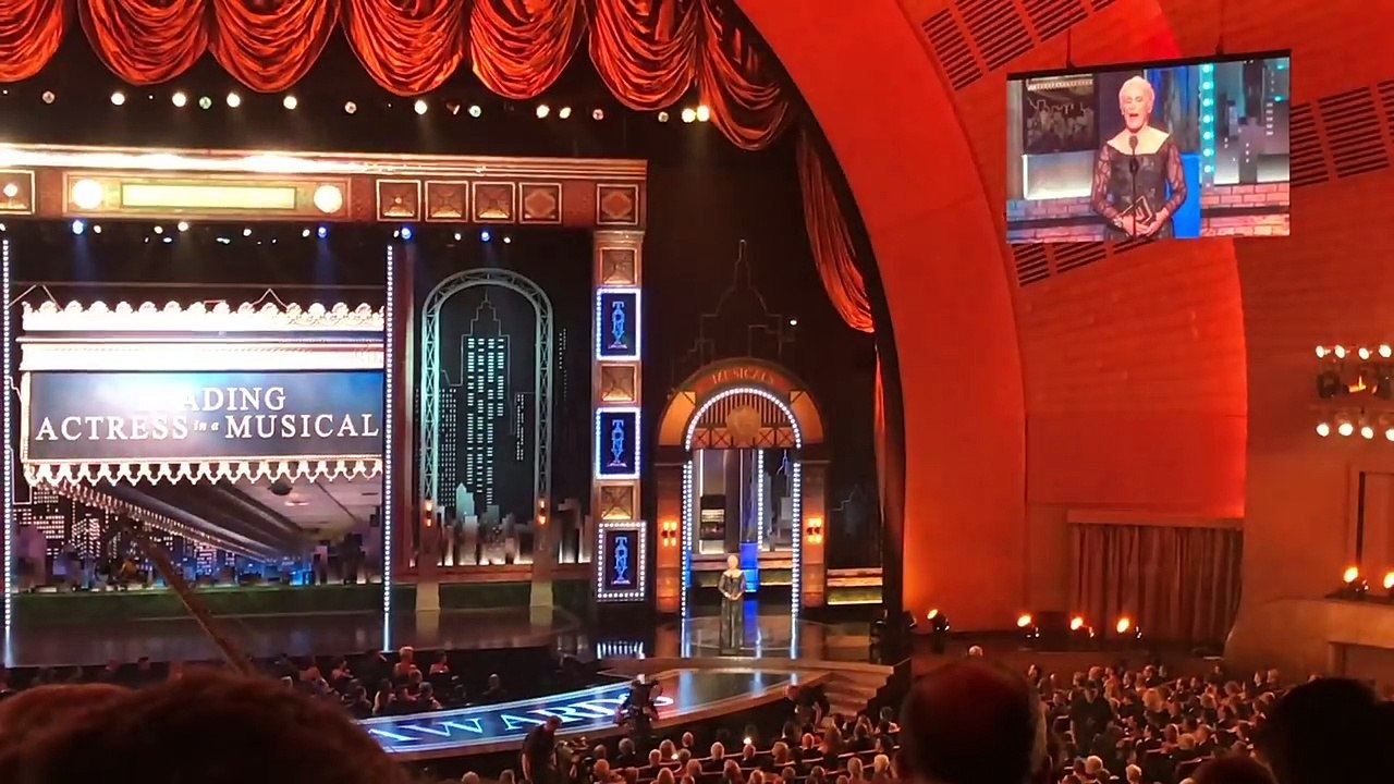Let Bette Midler Speak! Her Hilarious Acceptanc...