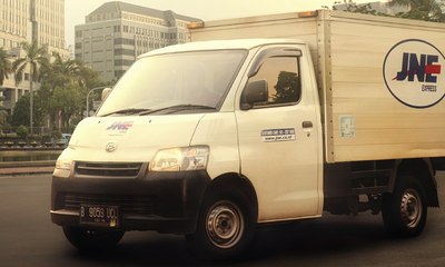 JNE Pakai Sepeda Untuk Antar Barang