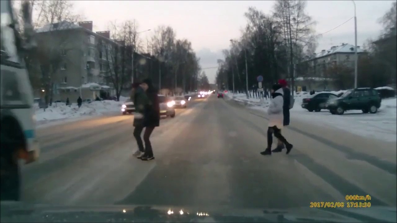 Cette jeune fille qui traverse va avoir très chaud, presque ecrasée par un bus fou