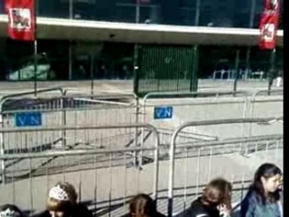 Attente devant le Palais Nikaia