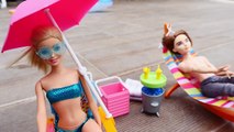 Barbie ve Ken!  Havuz oyunları! Yaramaz çocuklar Barbie ıslattılar! Havuz Partisi. Çocuk video-bRLy9a322fs