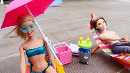 Barbie ve Ken!  Havuz oyunları! Yaramaz çocuklar Barbie ıslattılar! Havuz Partisi. Çocuk video-bRLy9a322fs