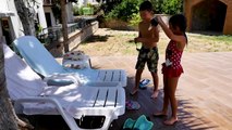 HAVUZ oyunları! Havuzun dibinden NE çıkar Çocuk videosu! Havuz atlama, yarış, yüzme oyunları!-KFQM6NDGHiE