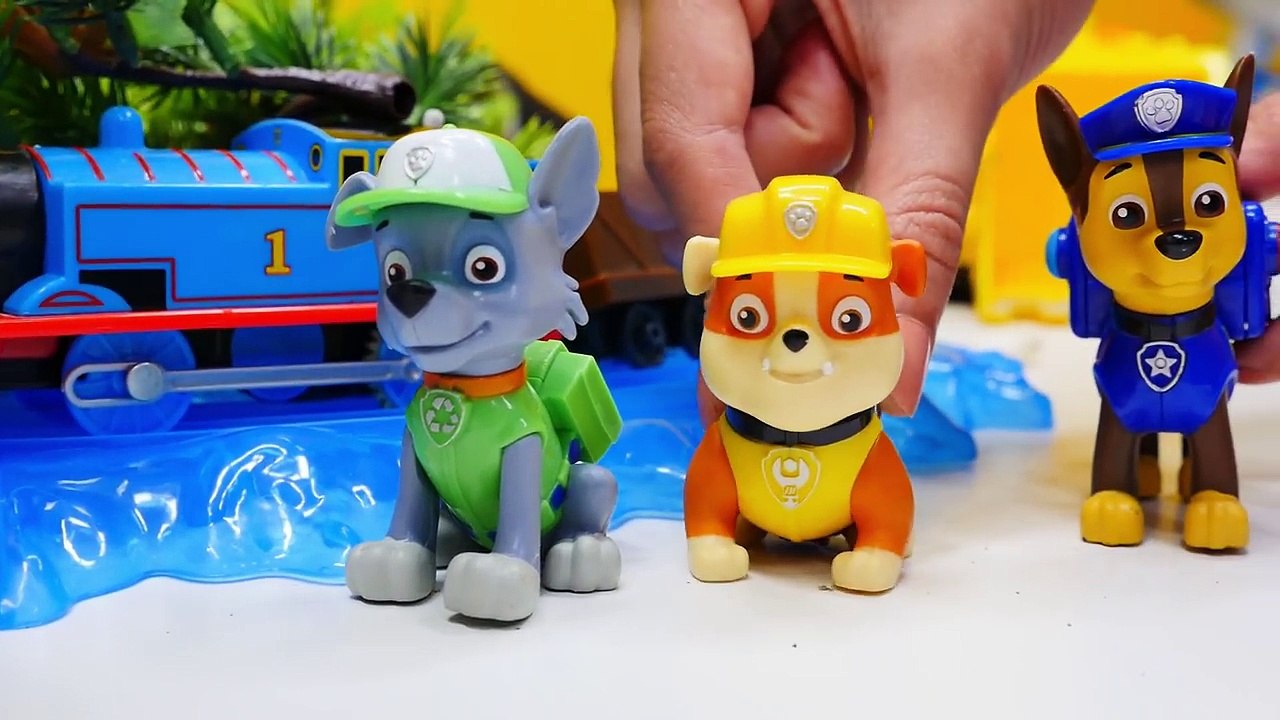 THOMAS tren oyuncak yolda kaldı! Paw Patrol araçları ile yardıma geliyor! Çocuk gelişimi-IxPrxw47RlU