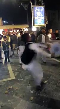 واہ کیا ٹیلنٹ ہے۔ ڈھول بجانے کا ایسا سٹائل کہ جس کو سنتے ہی آپ کا دل بھی جھومنے کو کرے گا۔ ویڈیو: میاں یوسف۔ لاہور