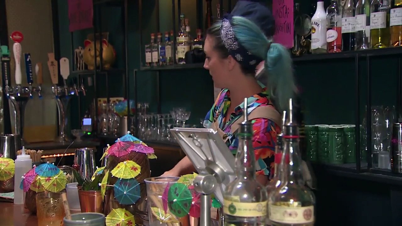Tiki bar makes drinks from trash-n2N3SCSqVJ4