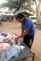 ویڈیو میں اس شخص کا کپڑے بیچنے کا بہت ہی منفرد اور دلچسپ انداز دیکھیں۔  ویڈیو: قاسم علی۔ لاہور