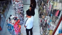 Genç Kızın Cep Telefonu Kılıfı Çalarken Yakalanması Kamerada