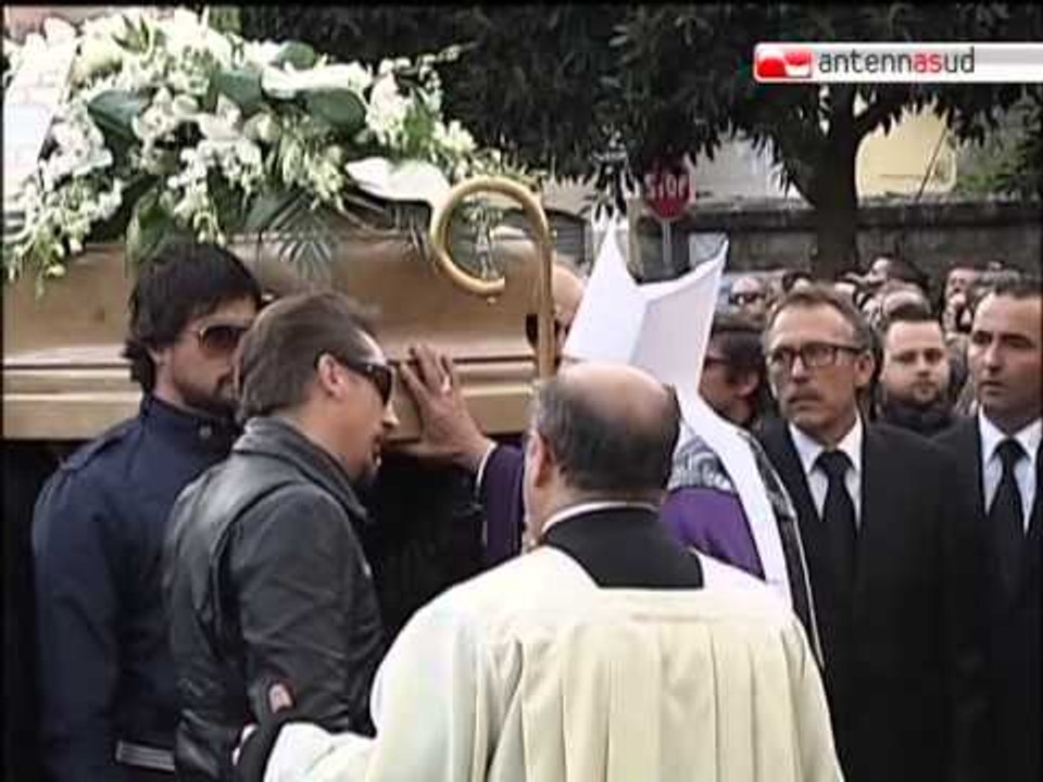 TG 01.12.12 Funerali operaio Ilva, Monsignor Santoro: "Tutto sembra contro di noi"