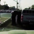سعودی عرب میں عورتوں کی سرعام روڈ پر لڑنے کی ویڈیو دیکھیں۔ ویڈیو: عمران سلہری۔ سعودی عرب
