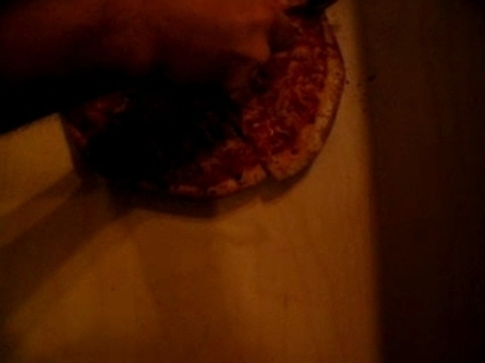 JE découpe une pizza jambon-fromage (vidéo chiante V)