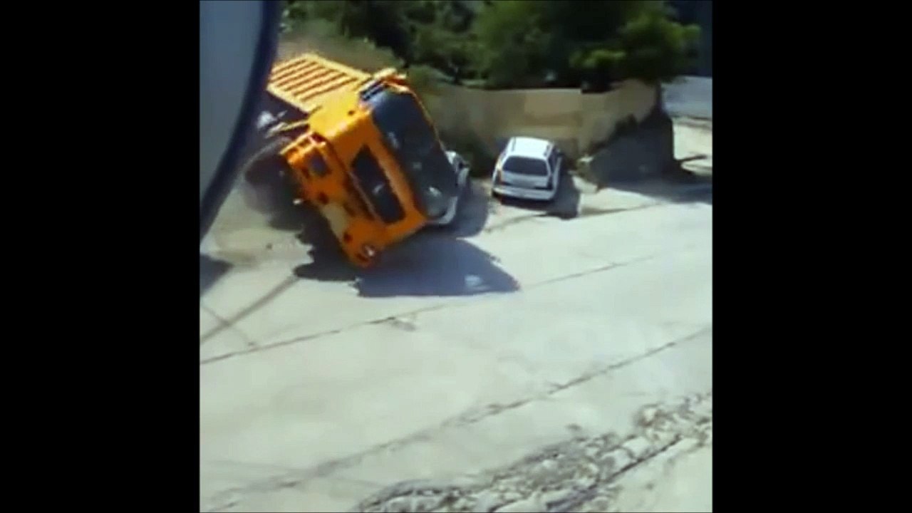 Il sort de sa voiture 1 sec avant de se faire percuter par un camion ! Bon Karma