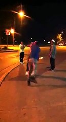 Un gars tout maigre met KO des membres d'un gang à LA...