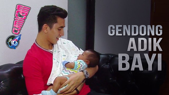 Verrell Bramasta Gendong Adik Bayinya, Ditatap dengan Tajam oleh Si Bayi - Cumicam 23 Agustus 2017