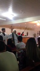 Bénir ses fidèles avec un pulvérisateur (Brésil)