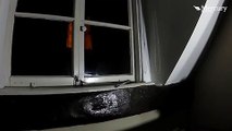 Lắp camera trong nhà cổ 400 tuổi, người đàn ông giật mình khi nhìn thấy cửa sổ tự bật then cài rồi mở toang
