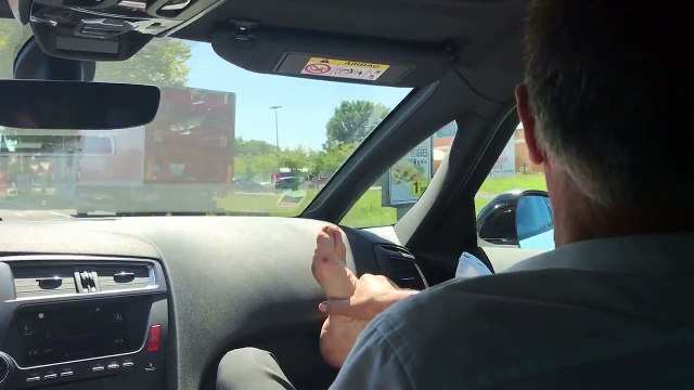 Jean Lassalle écoute la chanson Ce Bon Vieux Jean Lassalle en voiture