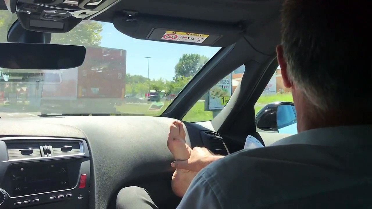 Jean Lassalle écoute la chanson "Ce Bon Vieux Jean Lassalle" en voiture