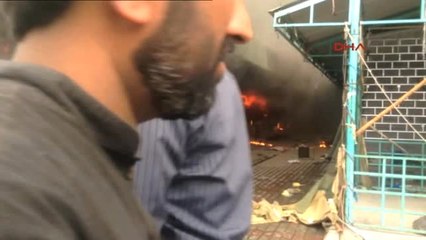Pakistan'da Açık Halk Pazarında Yangın... Yüzlerce Dükkan Kül Oldu
