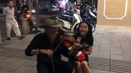 Cụ Trí Hải đệm đàn cùng khách qua đường