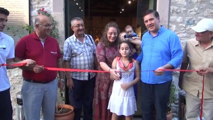 9 Yaşında Ebru Sergisi Açtı