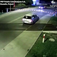 Une voiture traverse une voie ferrée alors qu’un train arrive !
